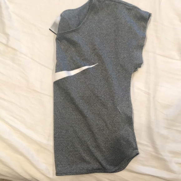 nike workout top - Picture 2 of 3